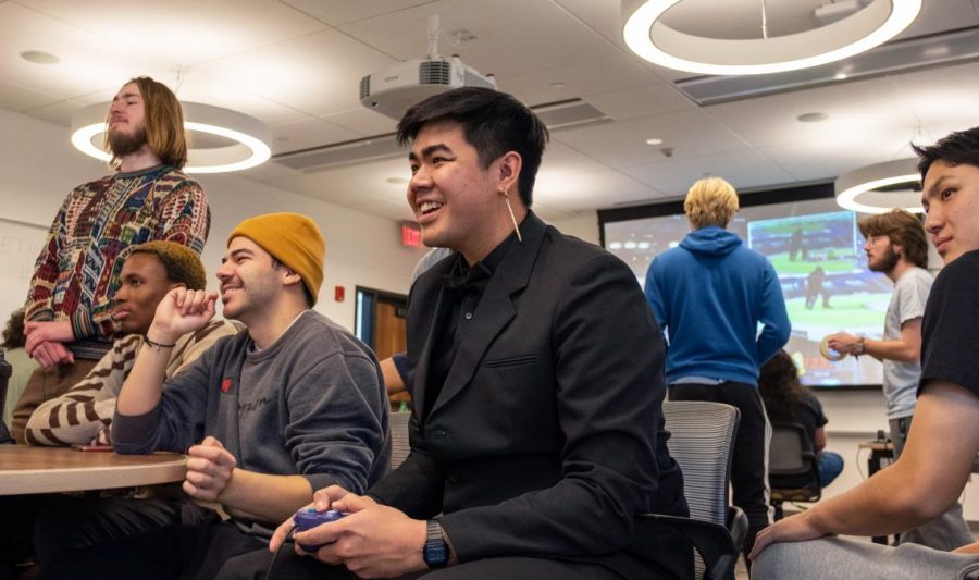 Ian MacMoran `24 (upper left), Ivan Kwei `24 (lower left), Yoel Hooper-Antunez `24 (middle) and Phukao Prom-
molmard `25 (middle-right) all competed in the Feb. 25 tournament hosted by Smash at Grinnell.