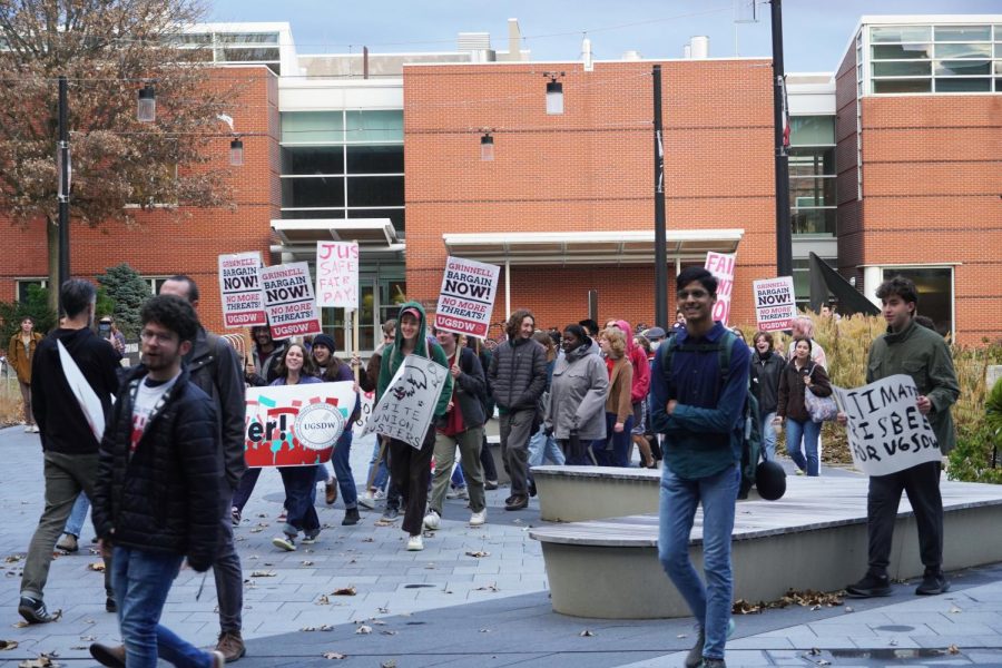 The Union of Grinnell Student Dining Workers held a rally before the Nov. 10 collective bargaining session in support of Just Cause for academic workers and keeping negotiations open to an in-person audience.